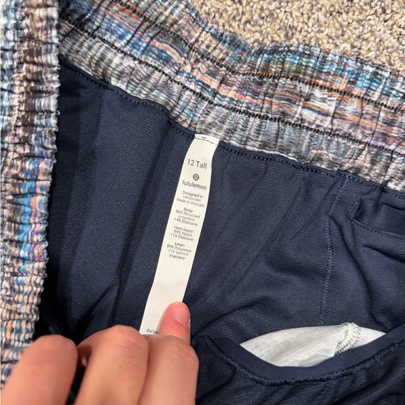 NWT Lululemon Hotty Hot Short *Long 4"
Digital Oasis Grey Multi True Navy sz 12 - Picture 6 of 6